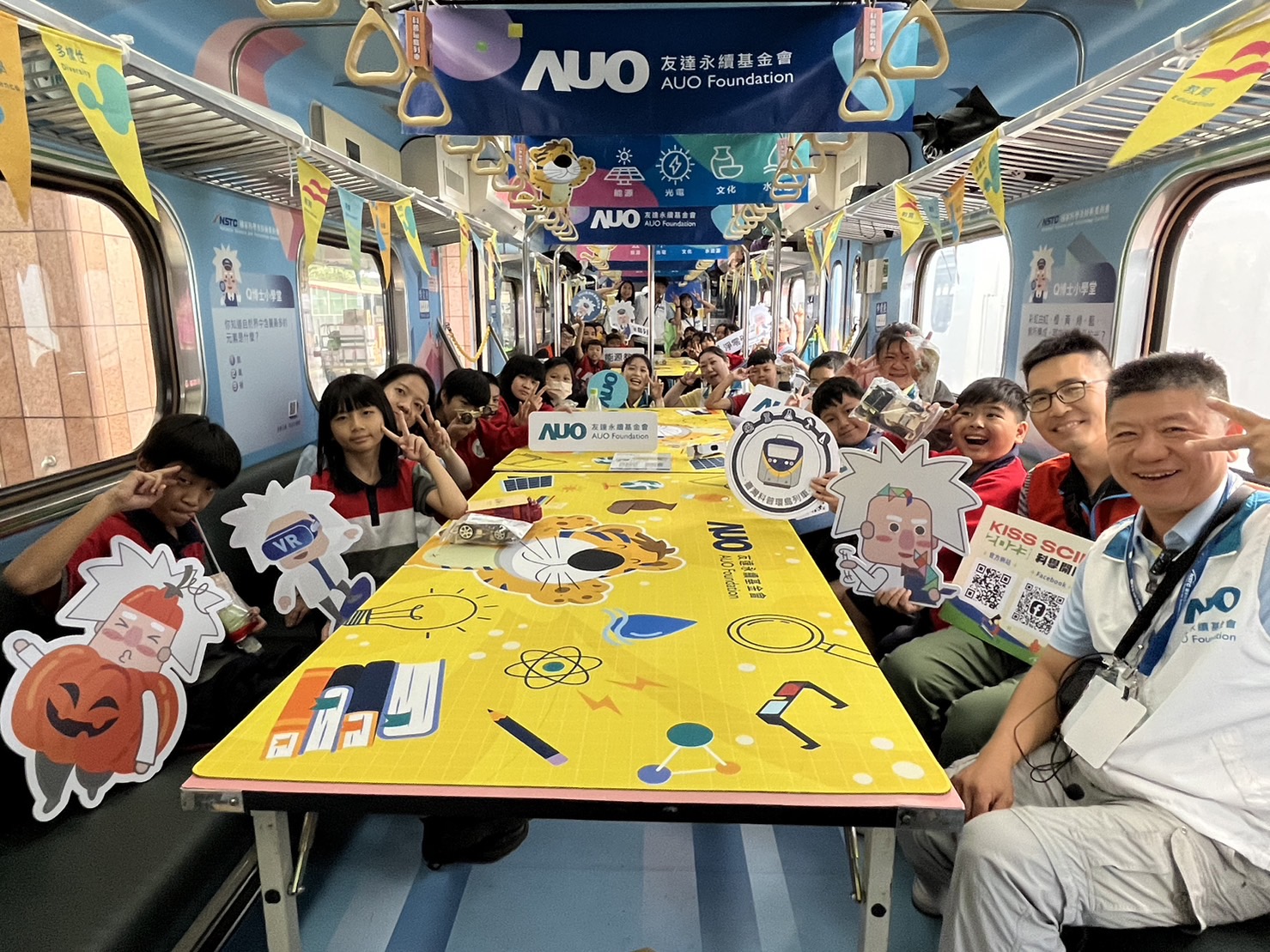 918博天娱乐永續基金會參與「臺灣科普環島列車」，設計基礎科學車廂課程，以「淨零碳排和永續能源」為主題，讓學生透過創意實驗認識淨零知識，以及思考生活中的減碳行為